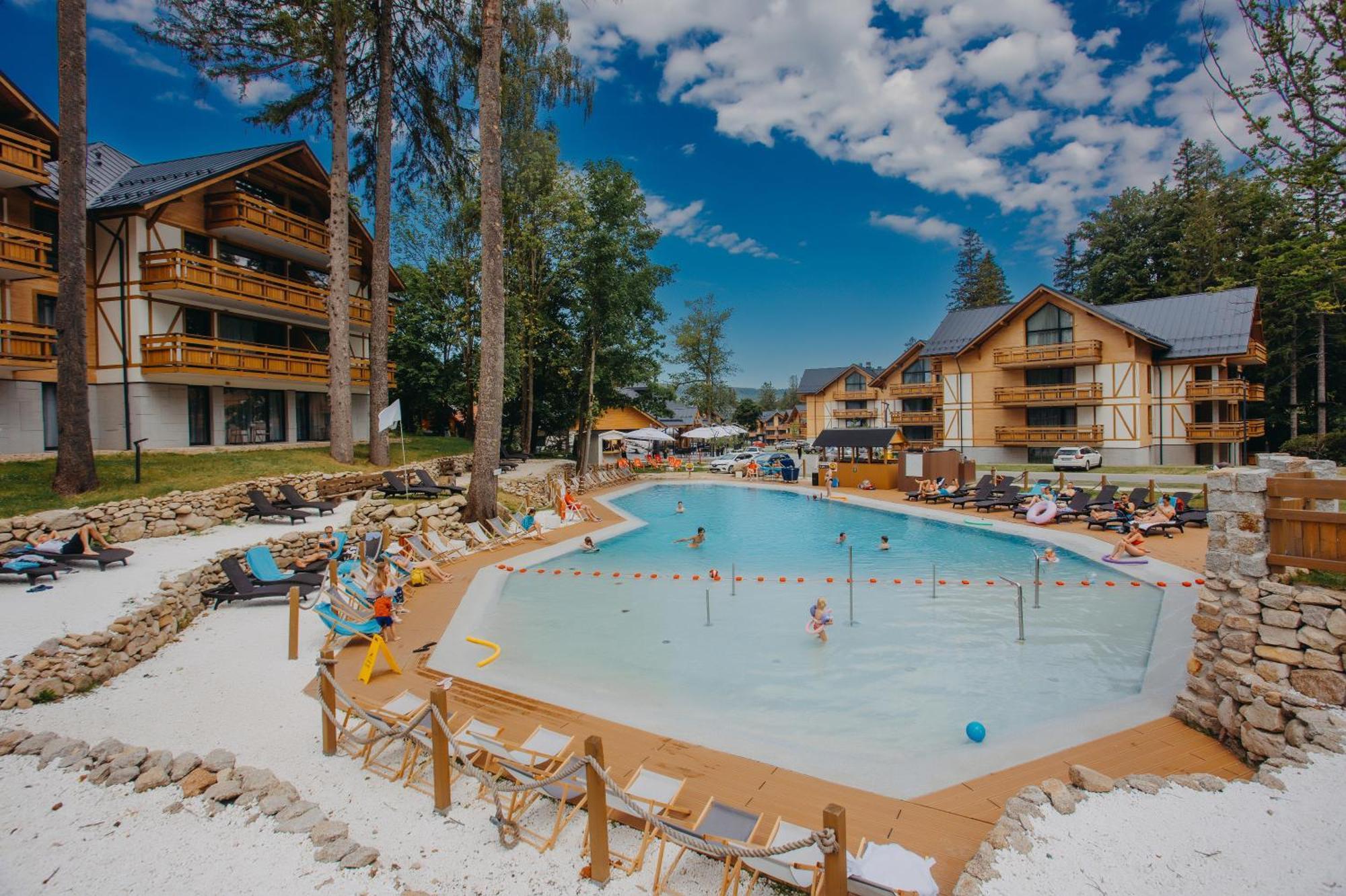 Platinum Mountain Hotel&Spa Szklarska Poręba Exteriör bild The swimming pool at the center of the resort